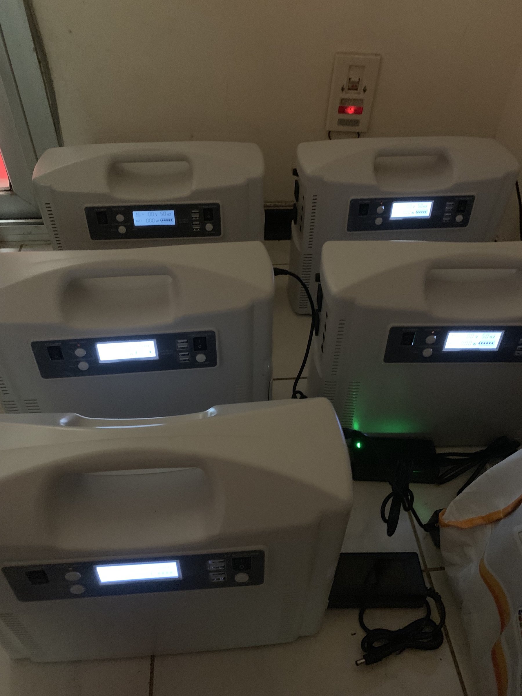 cinq unités Smart Kit en charge