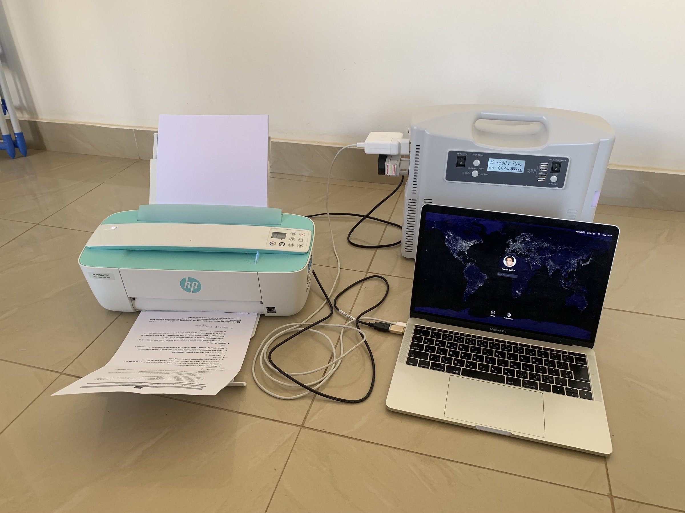 l'unité reliée à un ordinateur portable et à une imprimante